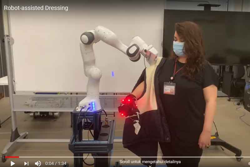 Keren, Robot Bantu Disabilitas Pakai Baju Sendiri